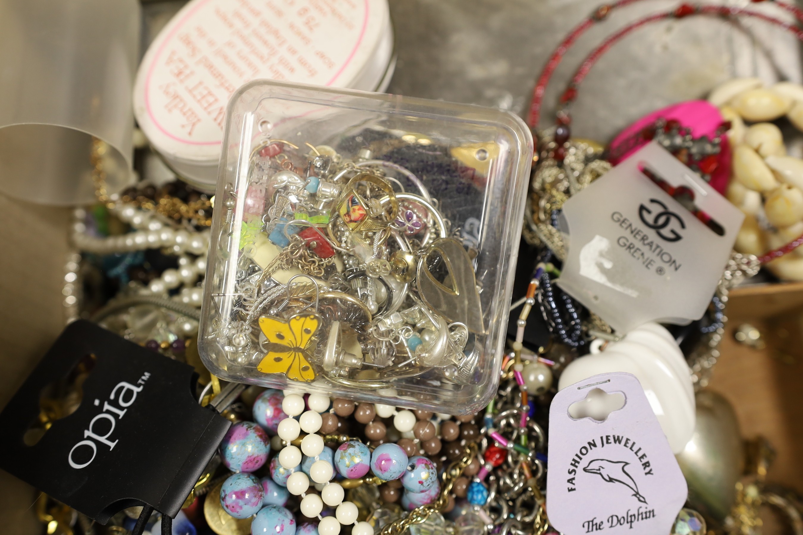 A quantity of assorted costume jewellery.